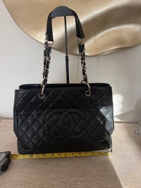 CHANEL Black Quilted Leather Shoulder Tote with Chain-Strap